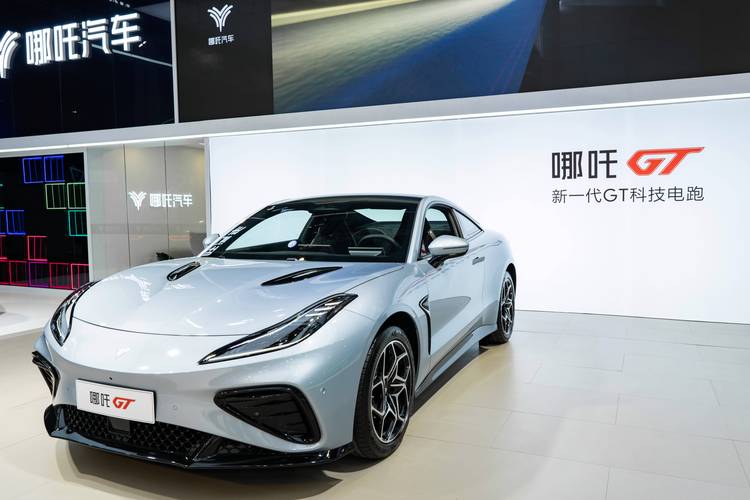 成都24哪吒汽车在智能汽车领域的表现，领途汽车在新能源汽车市场中的影响力